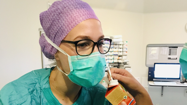 Operatie-assistent-drinken-operatiekamer
