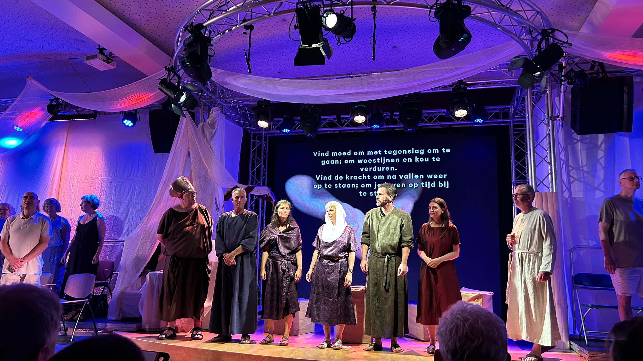 Spelers van de musical staan samen op de podium