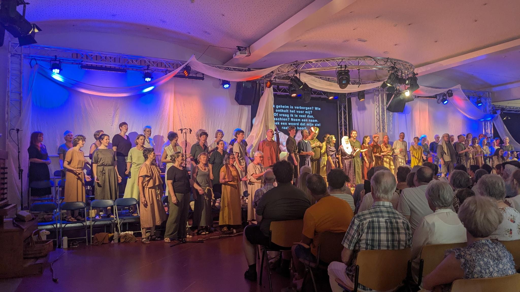 De cast van de musical staan samen voor het publiek