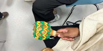 2 paar kinderhanden met maraka's en een djembé