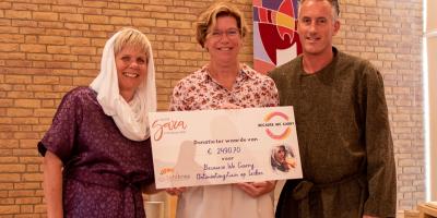 ‘Sara en Abraham’ reiken de cheque uit aan Kirsten Bruijnes van Because We Carry.