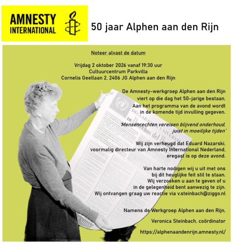 Een vrouw houdt een groot document met de titel Universele Verklaring van de Rechten van de Mens