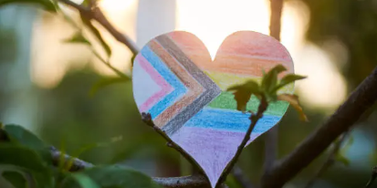tekening van regenboogvlag op een uitgekniptgeknipt hart