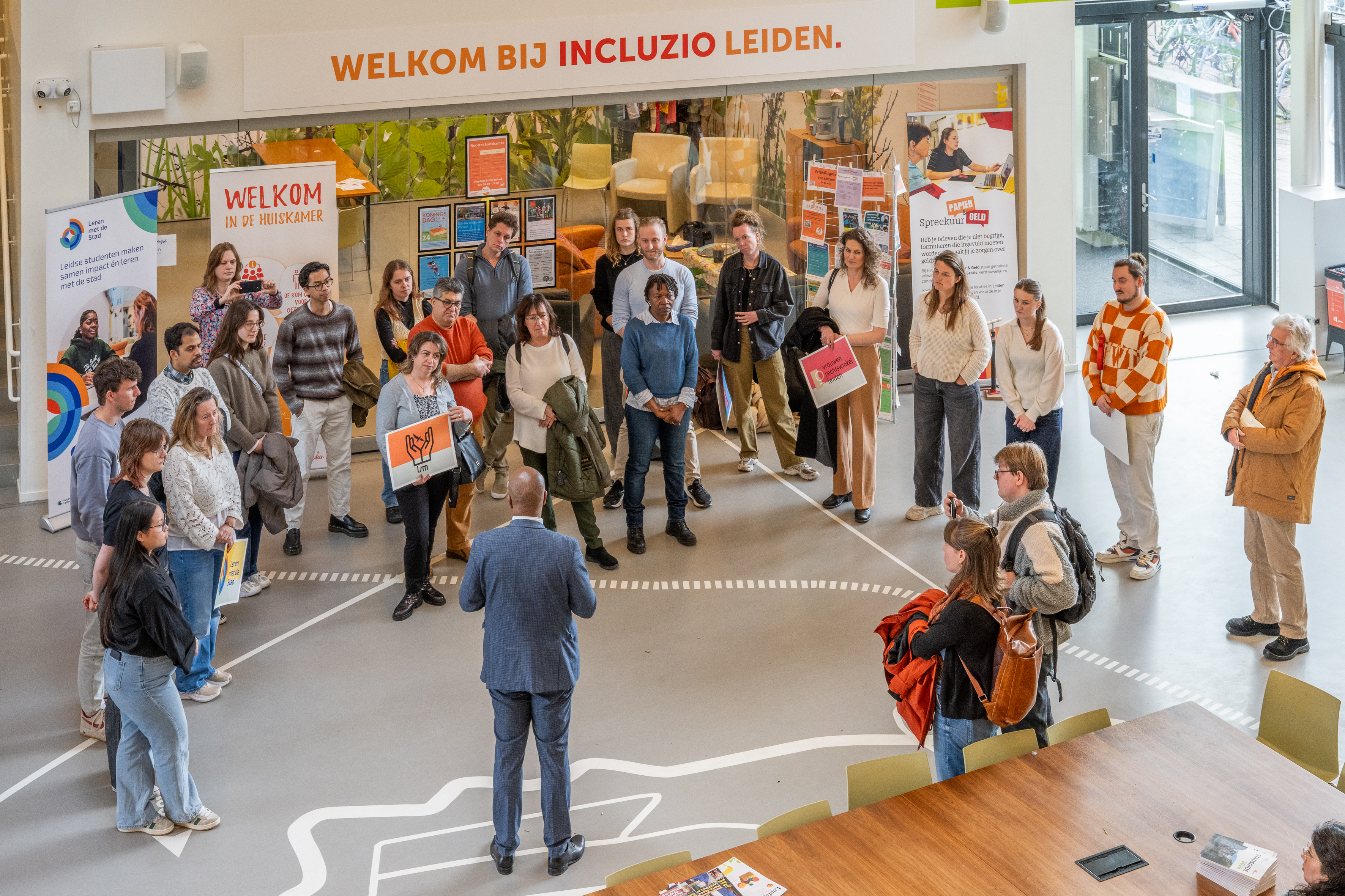 Wethouder Abdelhaq Jermoumi geeft een toespraak tijdens de lancering van de fysieke meldpunten discriminaite