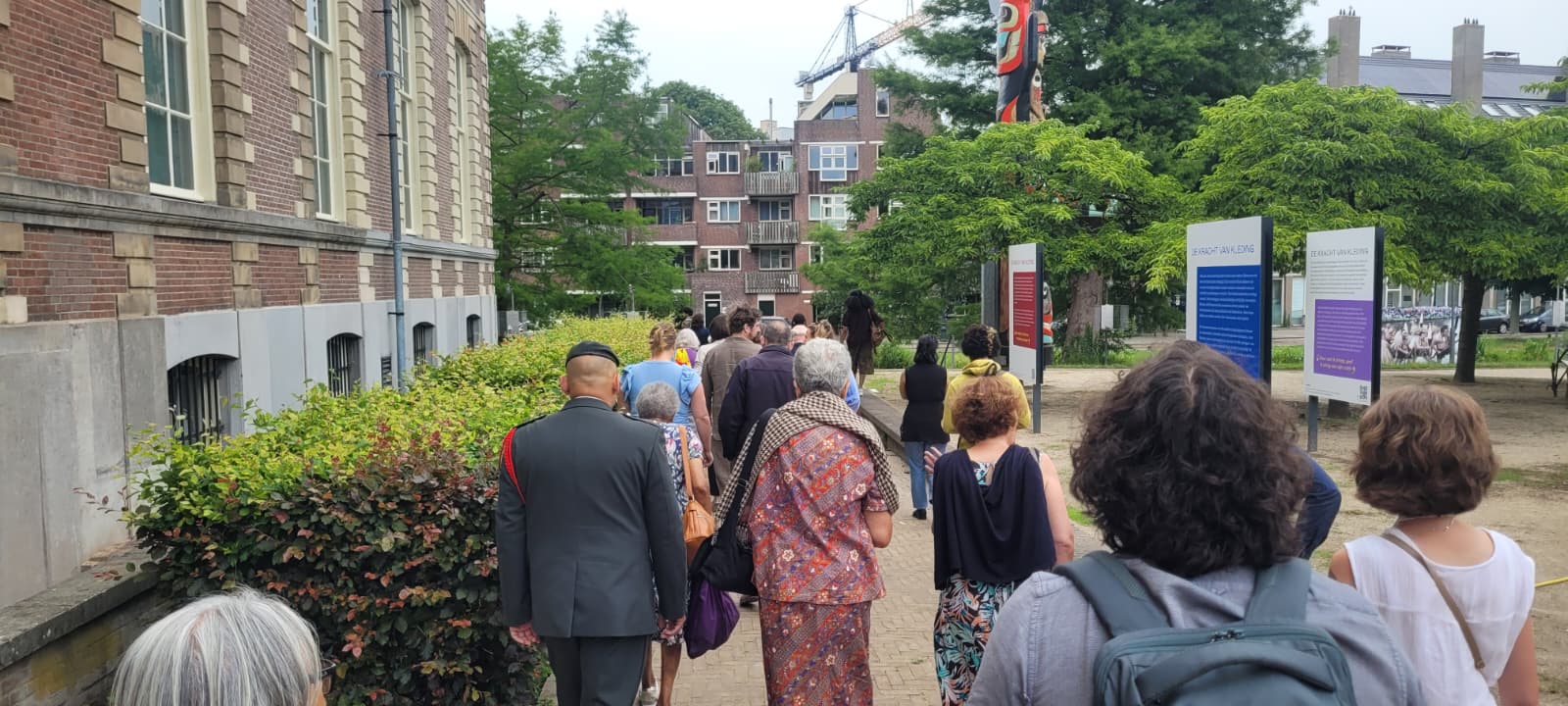 Mensen lopen naar de herdenkingsplaats
