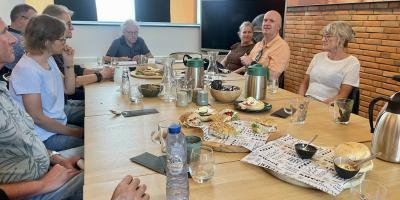 Mensen zitten in overleg ronde een tafel