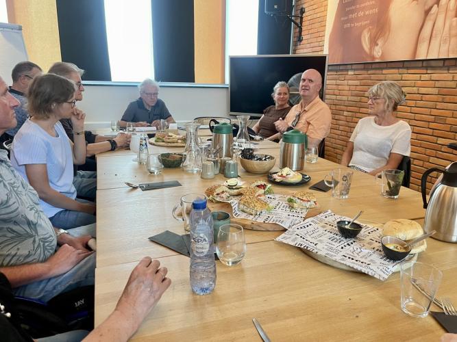 Mensen zitten in overleg ronde een tafel