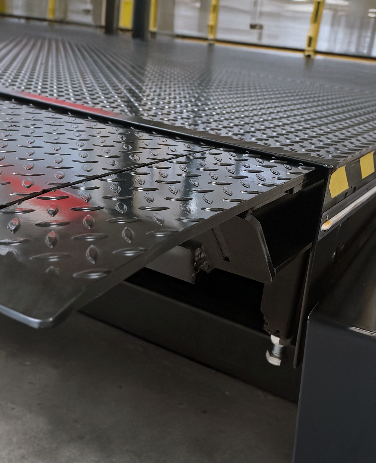 Telescopic lip dock leveller for maximum reach and safe loading at variable truck heights